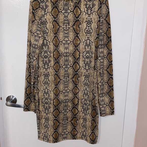 A beautiful snake print dress long sleeve only worn once in great condition - Picture 2 of 2